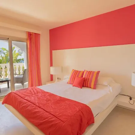 Вилла Wonderful Menorca 6 Bedrooms Increible Great Pool And Terrace Area With Stunning Sea Views Сон-Боу