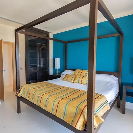 Вилла Wonderful Menorca 6 Bedrooms Increible Great Pool And Terrace Area With Stunning Sea Views Сон-Боу