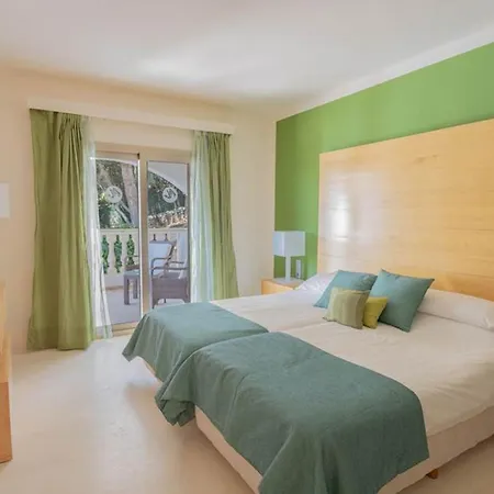 Вилла Wonderful Menorca 6 Bedrooms Increible Great Pool And Terrace Area With Stunning Sea Views Сон-Боу